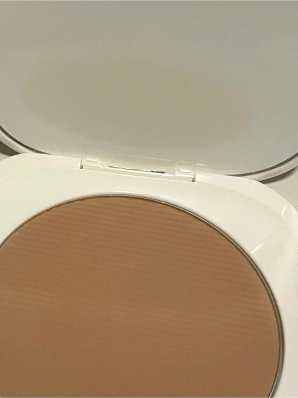 Marc Jacobs Bronzer in shade Tan-Tastic- White Compact Case